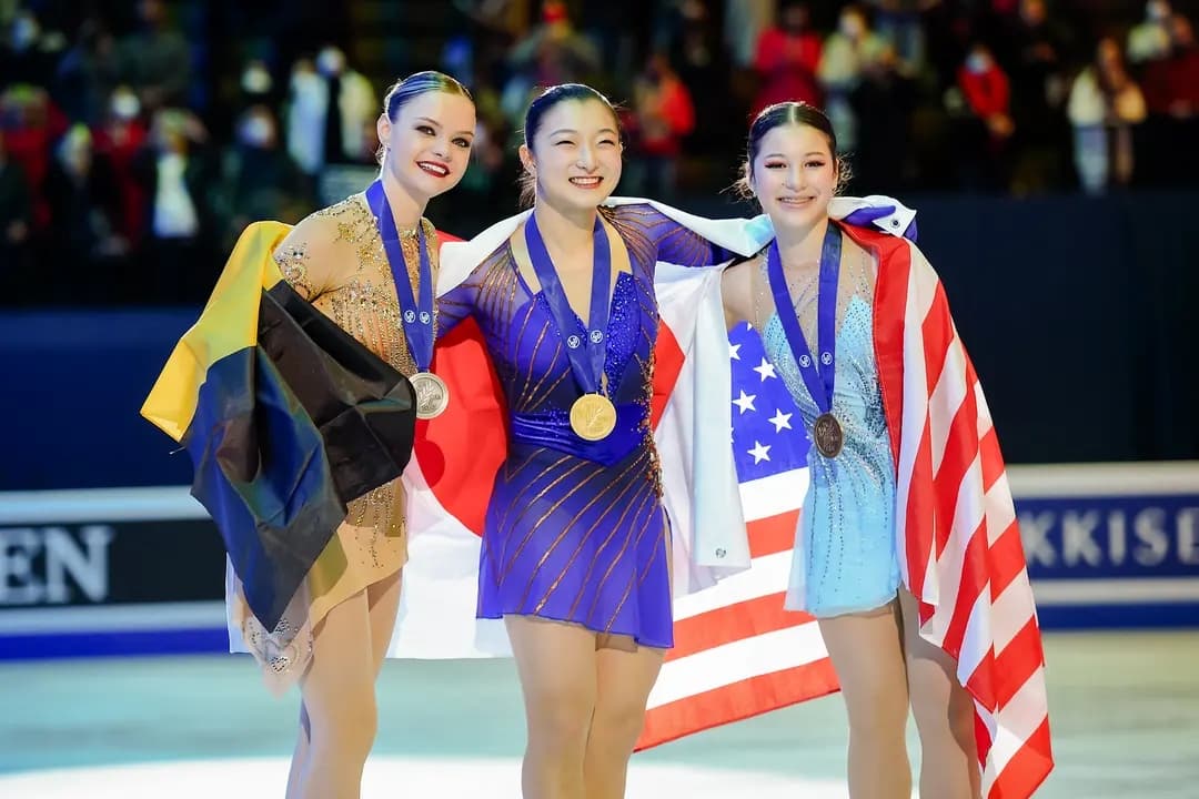 La medallista de oro Kaori Sakamoto, de Japón (C), la medallista de plata Loena Hendrickx, de Bélgica (I), y la medallista de bronce Alysa Liu, de Estados Unidos (D), posan durante la ceremonia de entrega de medallas tras la prueba de patinaje libre femenino en el Campeonato Mundial de Patinaje Artístico de la ISU en Montpellier, Francia, el 25 de marzo de 2022. (Sylvain Thomas/AFP vía Getty Images)