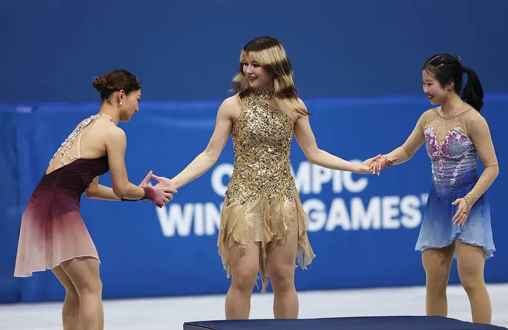 La medallista de oro Alysa Liu, del equipo de Estados Unidos; la medallista de plata Kaori Sakamoto, del equipo de Japón, y la medallista de bronce Ami Nakai, del equipo de Japón, en el podio durante la ceremonia de entrega de medallas de patinaje individual femenino en la decimotercera jornada de los Juegos Olímpicos de Invierno de Milán Cortina 2026, en el Milano Ice Skating Arena, el 19 de febrero de 2026 en Milán, Italia. (Elsa/Getty Images)
