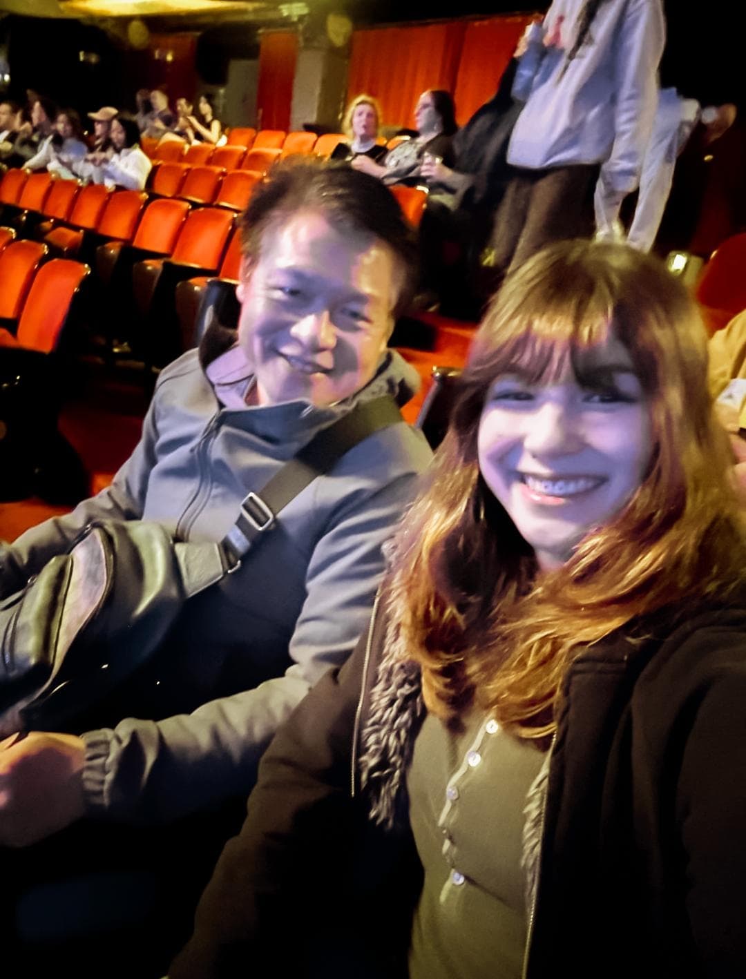 Alysa Liu y su padre, Arthur Liu, en el Teatro Orpheum de San Francisco, alrededor de agosto de 2025. (Cortesía de Arthur Liu)
