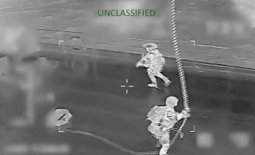 Personal militar estadounidense desciende desde un helicóptero al buque motor/cisterna Verónica durante una operación de abordaje y confiscación en el mar Caribe, el 15 de enero de 2026. (Comando Sur de Estados Unidos/Captura de pantalla)