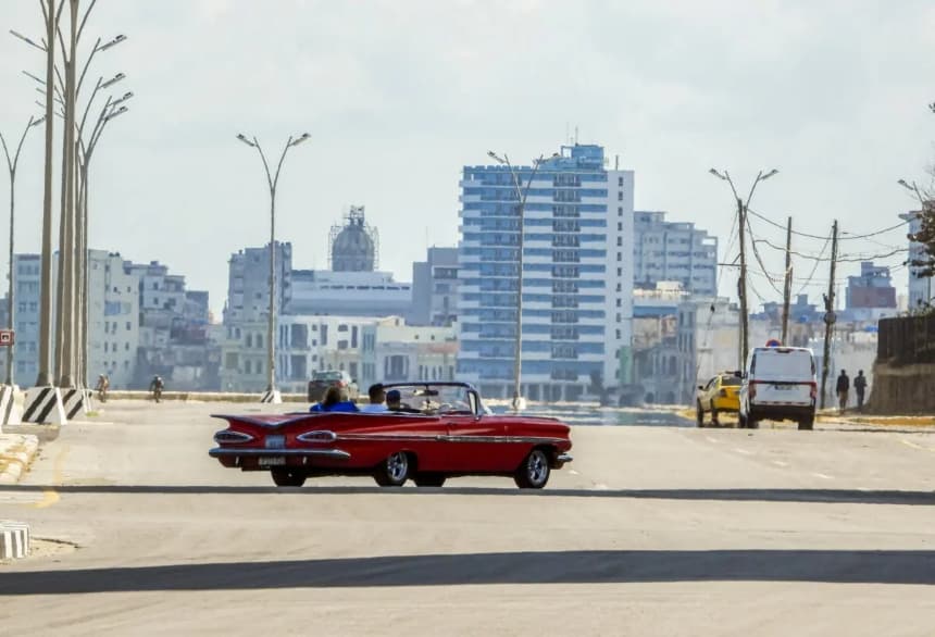 Turistas viajan en un coche viejo americano utilizado como taxi por una avenida de La Habana, el 8 de febrero de 2026. (Adalberto Roque/ AFP vía Getty Images)