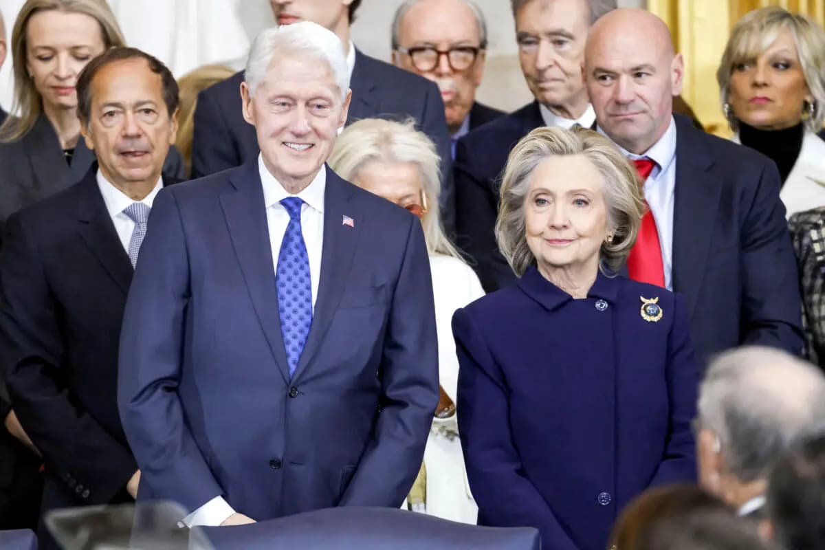El expresidente Bill Clinton y la exsecretaria de Estado Hillary Clinton llegan a la toma de posesión del expresidente Donald Trump como próximo presidente de los Estados Unidos en la Rotonda del Capitolio de los Estados Unidos en Washington el 20 de enero de 2025. (Shawn Thew/Reuters)