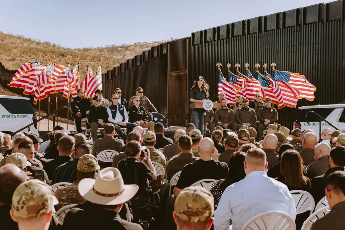 La secretaria de Seguridad Nacional, Kristi Noem, habla durante una conferencia de prensa cerca del muro fronterizo entre Estados Unidos y México en Nogales, Arizona, el 4 de febrero de 2026. (Olivier Touron/AFP vía Getty Images)