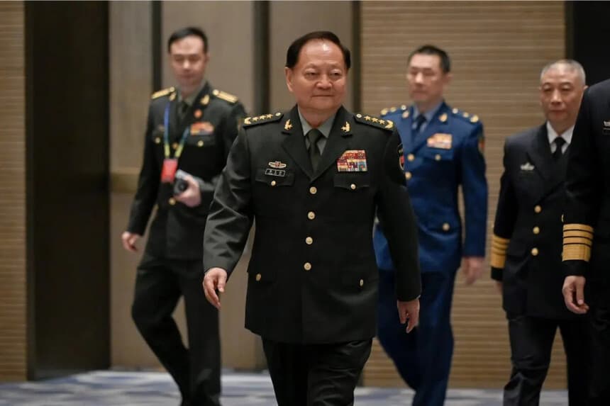 Zhang Youxia, vicepresidente chino de la Comisión Militar Central del PCC y vicepresidente de la Comisión Militar Central (C), llega para una foto grupal antes de la ceremonia de apertura del 19o Simposio Naval del Pacífico Occidental en Qingdao, provincia de Shandong, China, el 22 de abril de 2024. (Wang Zhao/AFP via Getty Images)
