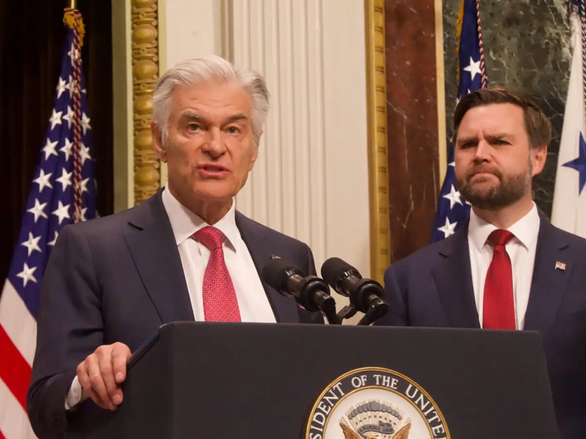 El Dr. Mehmet Oz, administrador del Centro de Servicios de Medicare y Medicaid, habla en una conferencia de prensa en la biblioteca del Edificio Ejecutivo Eisenhower en Washington el 25 de febrero de 2026. (Travis Gillmore/The Epoch Times).