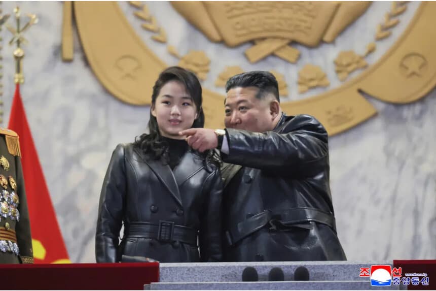 Kim Jong Un asiste a un desfile con su hija en Pyongyang, Corea del Norte, el 25 de febrero de 2026. (News Agency/Korea News Service via AP)