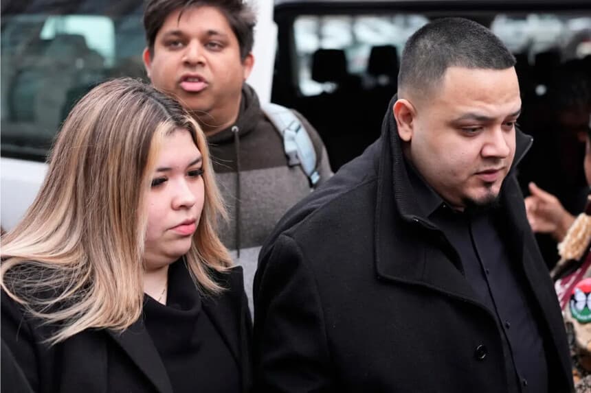 Kilmar Ábrego García (derecha) y su esposa Jennifer Vásquez Sura llegan al tribunal federal en Nashville, Tennessee, el 26 de febrero de 2026. (Foto AP/George Walker IV)