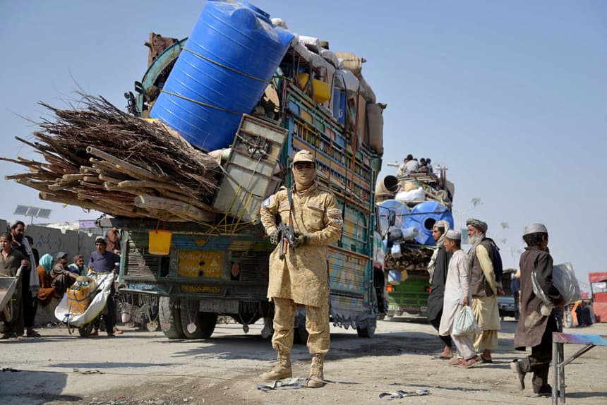 Un miembro de las fuerzas de seguridad talibanes monta guardia mientras refugiados afganos deportados de Pakistán llegan al cruce fronterizo de punto cero entre Afganistán y Pakistán, en el distrito de Spin Boldak, provincia de Kandahar, el 27 de octubre de 2025. (SANAULLAH SEIAM/AFP vía Getty Images)
