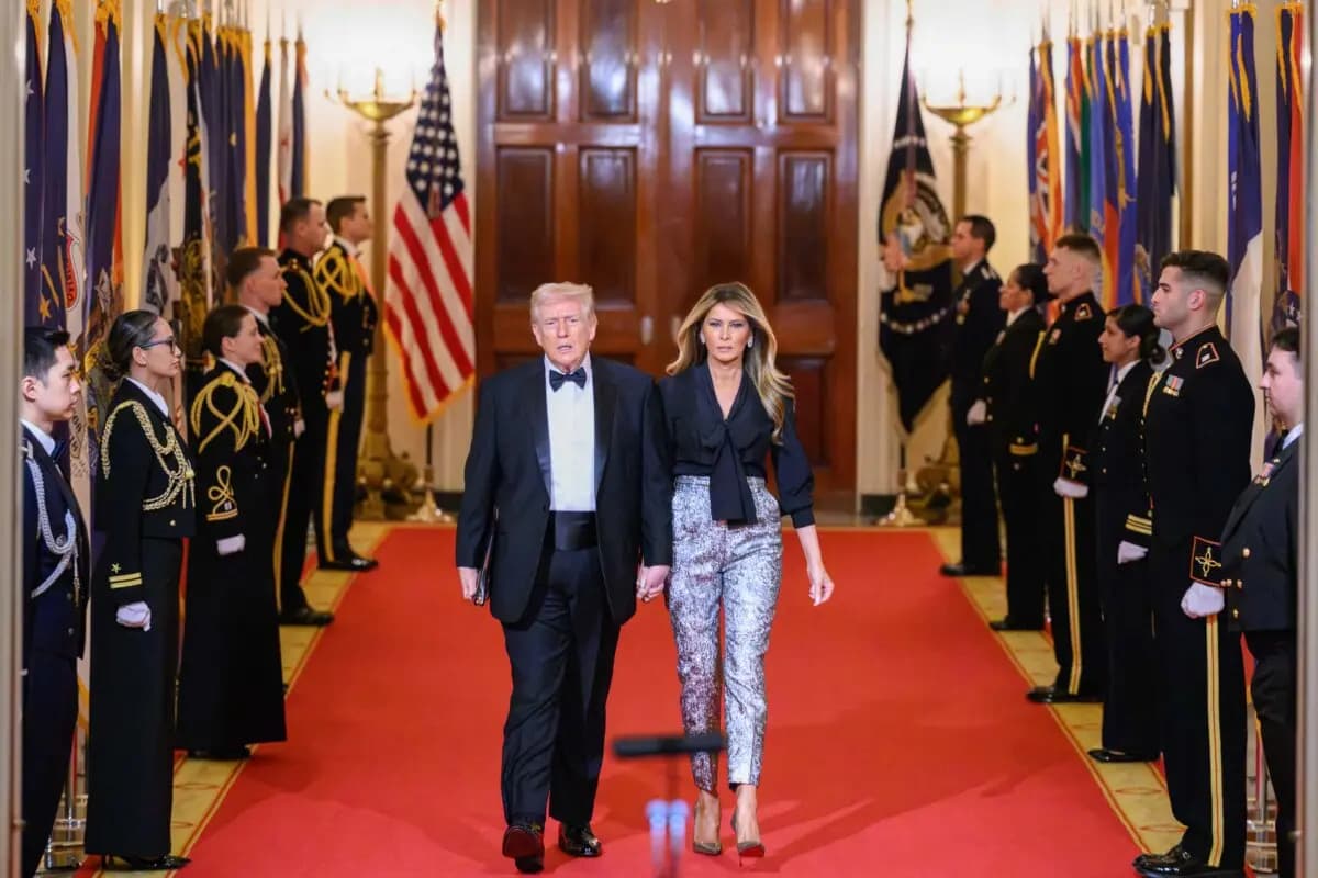 El presidente de Estados Unidos, Donald Trump, y la primera dama, Melania Trump, asisten a una cena con los gobernadores estatales en el Salón Este de la Casa Blanca el 21 de febrero de 2026. (Mandel Ngan/AFP)