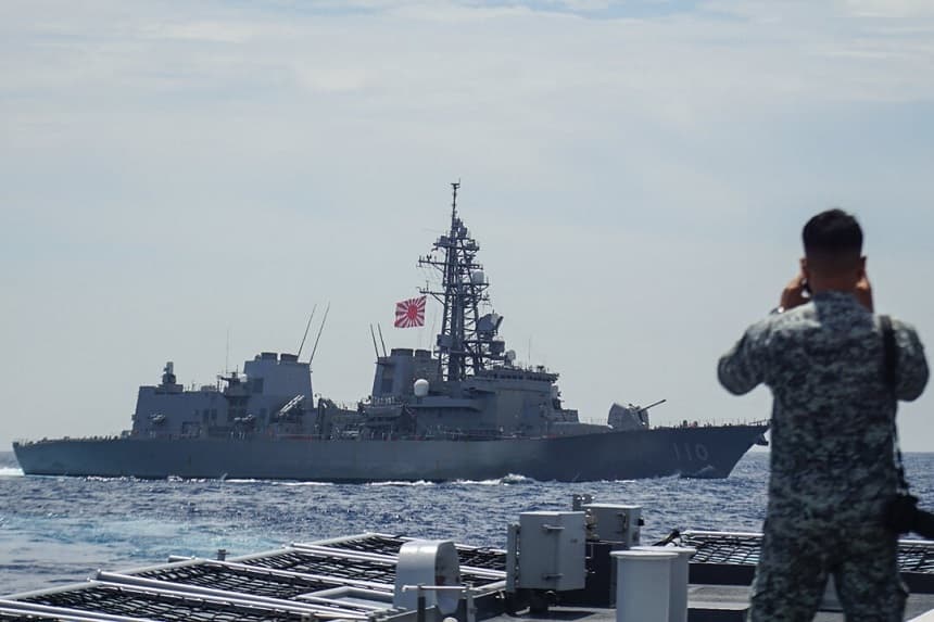 Un miembro de la Armada filipina observa el destructor Takanami de la Fuerza Marítima de Autodefensa de Japón durante un ejercicio marítimo conjunto en el mar de la China Meridional el 14 de junio de 2025. (STR/JIJI Press/AFP a través de Getty Images)