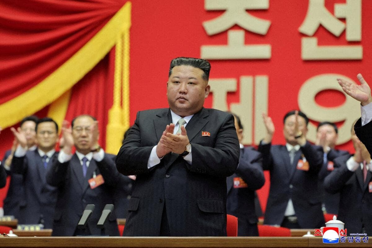 El líder norcoreano Kim Jong Un aplaude mientras asiste al IX Congreso del Partido de los Trabajadores de Corea (WPK), en el que fue reelegido secretario general, en Pyongyang, Corea del Norte, el 22 de febrero de 2026. (KCNA vía Reuters)
