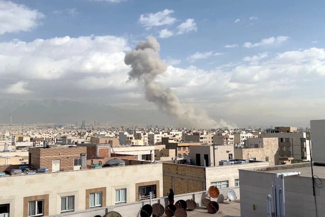 <em>El ejército israelí llevó a cabo un ataque contra Irán, declaró el ministro de Defensa israelí, Israel Katz el 28 de febrero. (Agencia de Noticias de Asia Occidental/Distribuido vía Reuters)</em>