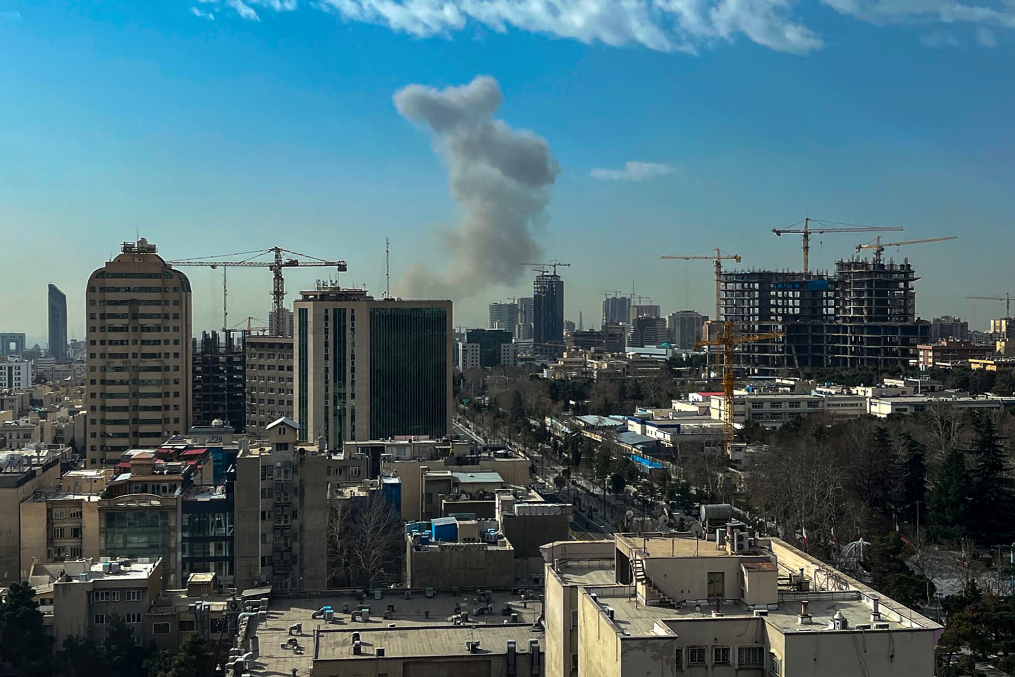 <em>Una columna de humo se eleva tras una explosión reportada en Teherán el 28 de febrero de 2026. El Ministerio de Defensa de Israel anunció el 28 de febrero el lanzamiento de un "ataque preventivo" contra Irán, mientras las sirenas sonaban en Jerusalén y la población de todo el país recibía alertas telefónicas sobre una amenaza "extremadamente grave". (Foto de AFP vía Getty Images)</em>