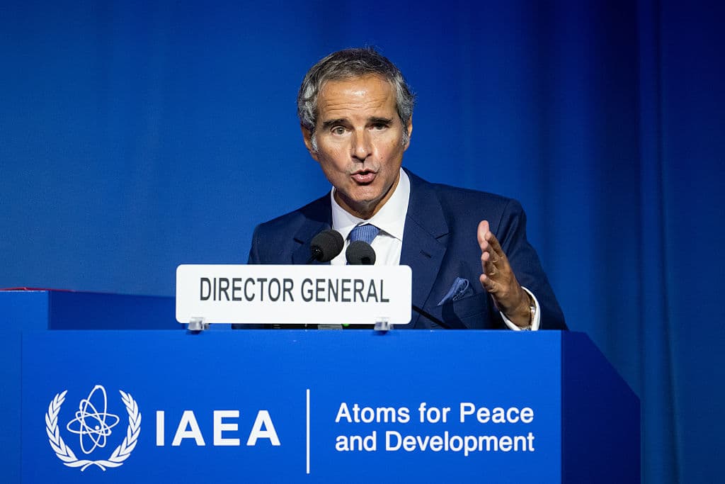 <em>Rafael Grossi, Director General del OIEA, interviene durante la 69.ª conferencia general anual del Organismo Internacional de Energía Atómica (OIEA), el 15 de septiembre de 2025 en Viena, Austria. (Foto de Thomas Kronsteiner/Getty Images)</em>