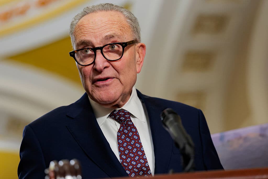<em>El líder de la minoría del Senado, Chuck Schumer (demócrata por Nueva York), habla con reporteros tras los almuerzos del Senado el 25 de febrero de 2026 en Washington, D.C.  (Foto de Heather Diehl/Getty Images)</em>