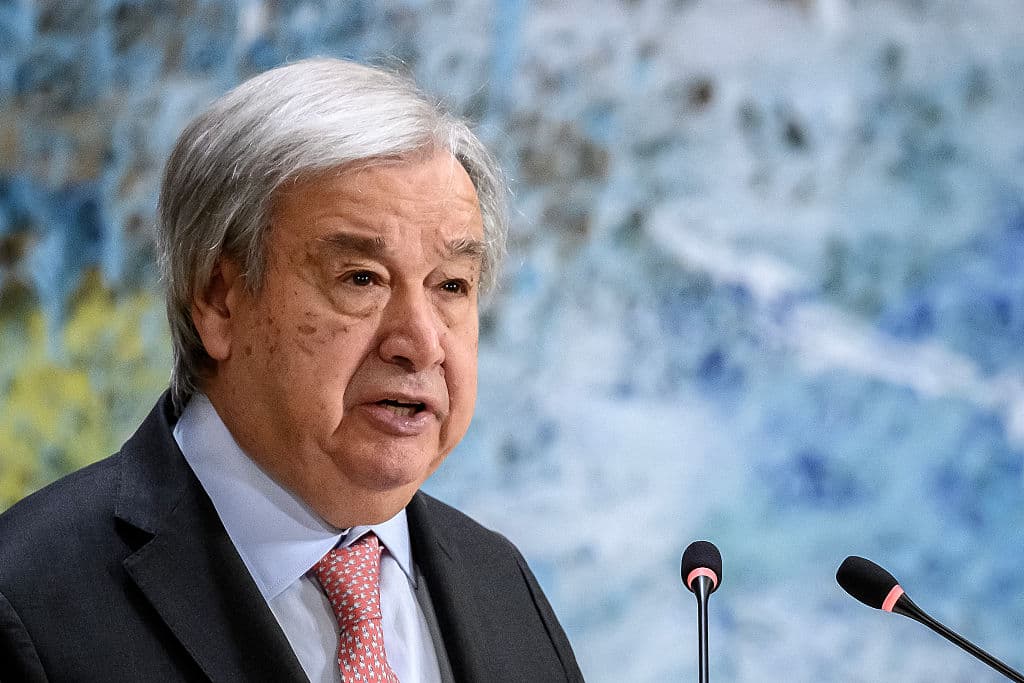 <em>El Secretario General de la ONU, Antonio Guterres, pronuncia un discurso en la sede de las Naciones Unidas en Ginebra el 23 de febrero de 2026. (Foto de Fabrice COFFRINI / AFP vía Getty Images)</em>