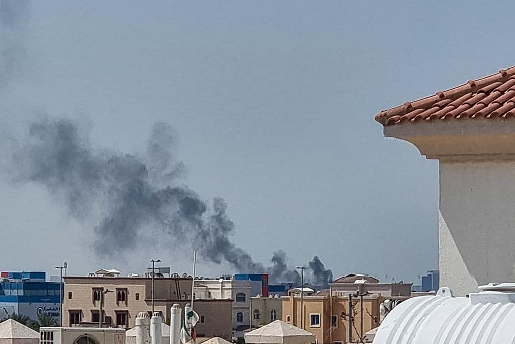 <em>Una columna de humo se eleva sobre Abu Dabi desde el lugar del ataque con misiles iraníes el 28 de febrero de 2026. Misiles iraníes impactaron capitales del Golfo Pérsico el 28 de febrero, causando la muerte de al menos una persona, en represalia por un ataque estadounidense e israelí que amenazó con desatar un conflicto más amplio. Un civil murió en Abu Dabi, capital de los Emiratos Árabes Unidos, tras ser alcanzado por la caída de escombros, según el Ministerio de Defensa. (Foto de AFP vía Getty Images)</em>
