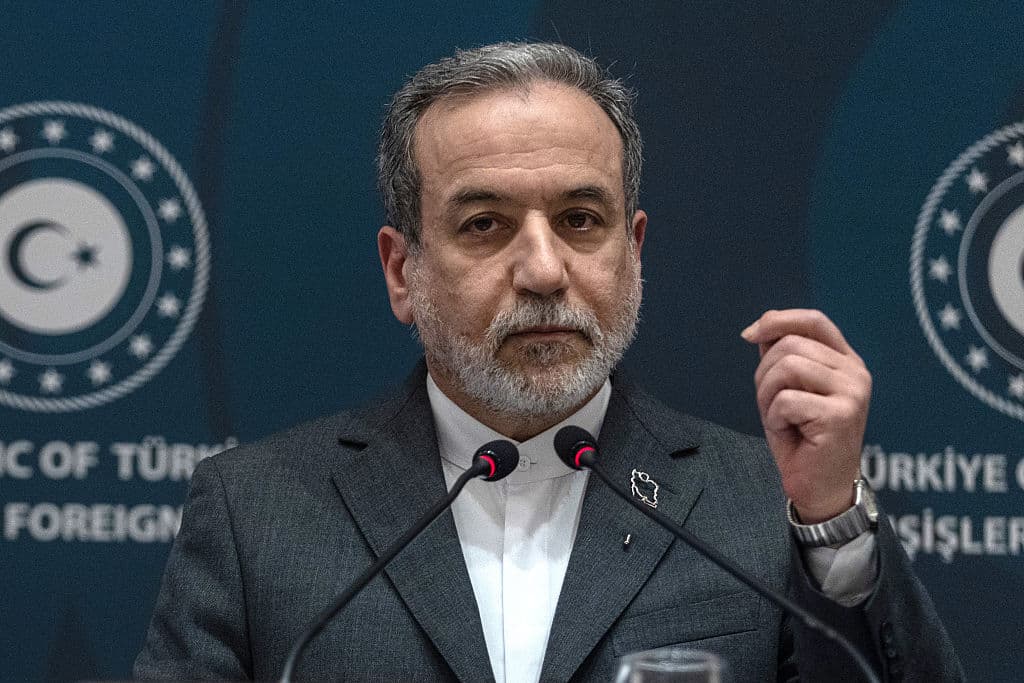 <em>El ministro de Asuntos Exteriores iraní, Abbas Araghchi, ofrece una declaración en el Hotel Ritz durante su reunión con el ministro de Asuntos Exteriores turco, Hakan Fidan, el 30 de enero de 2026 en Estambul, Turquía, tras las protestas que comenzaron en Teherán el 28 de diciembre. (Foto de Burak Kara/Getty Images)</em>