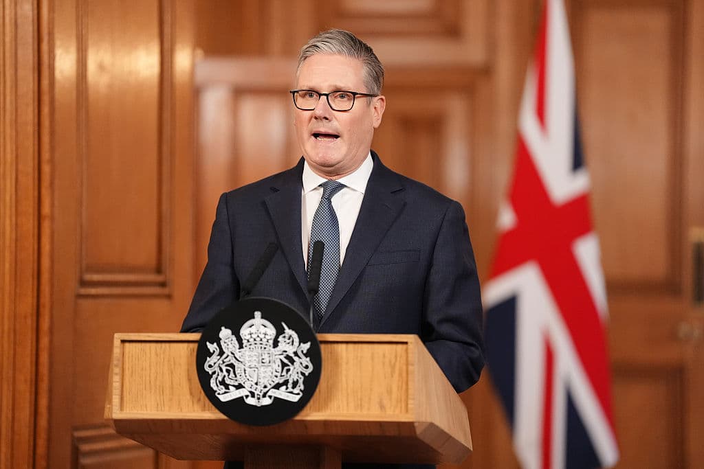 <em>El primer ministro británico, Keir Starmer, pronuncia un comunicado tras el ataque de Estados Unidos e Israel contra Irán en Downing Street el 28 de febrero de 2026 en Londres, Inglaterra. (Foto de Jonathan Brady-WPA Pool/Getty Images)</em>