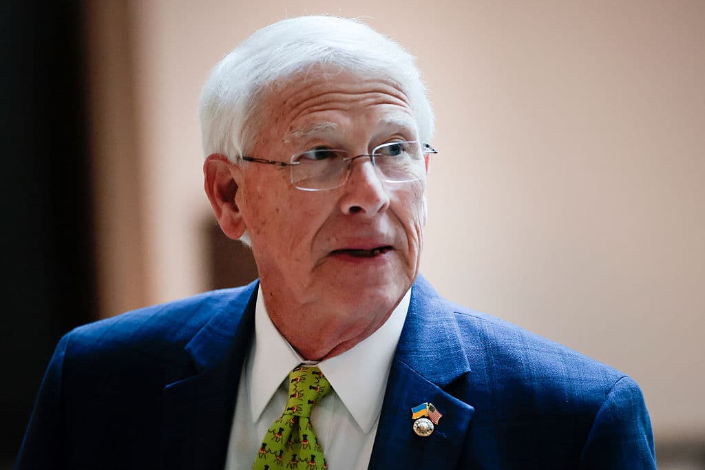 <em>El senador Roger Wicker (republicano por Mississippi) llega a una sesión informativa a puerta cerrada en el Capitolio de los Estados Unidos el 17 de diciembre de 2025 en Washington, D.C. (Foto de Heather Diehl/Getty Images)</em>