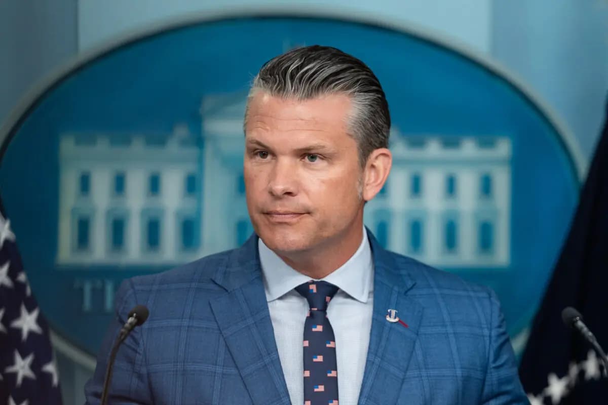 El secretario de Defensa, Pete Hegseth, habla durante una rueda de prensa en la Casa Blanca en Washington el 11 de agosto de 2025. (Madalina Kilroy/The Epoch Times)