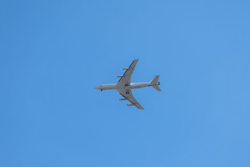 <em>Un avión israelí de reabastecimiento en vuelo Boeing KC-135 Stratotanker sobrevuela Tel Aviv el 28 de febrero de 2026. Estados Unidos e Israel lanzaron ataques contra Irán el 28 de febrero. La radiodifusora pública israelí informó que el líder supremo, el ayatolá Alí Jamenei, había sido el objetivo. La república islámica respondió con bombardeos de misiles contra los países del Golfo e Israel. (Foto de Jack GUEZ / AFP vía Getty Images)</em>
