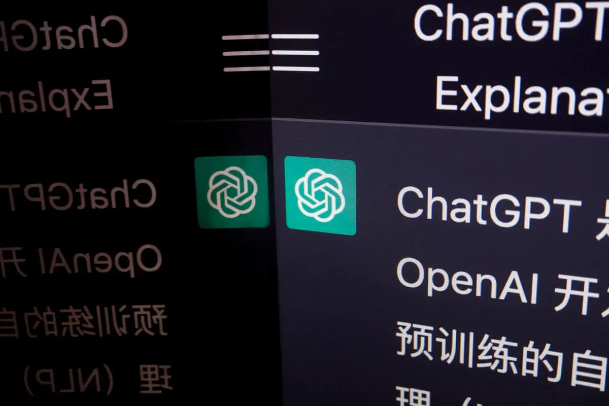En esta ilustración tomada el 9 de febrero de 2023 se ve una respuesta en chino de ChatGPT, un chatbot de IA desarrollado por OpenAI, en su sitio web. (Florence Lo/Ilustración/Reuters)