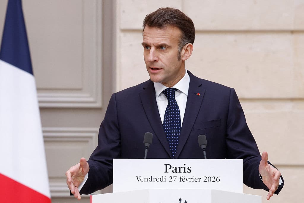 <em>El presidente de Francia, Emmanuel Macron, pronuncia unas declaraciones antes de reunirse con el primer ministro de Eslovenia en el Palacio del Elíseo en París el 27 de febrero de 2026. (Foto de Yoan VALAT / POOL / AFP vía Getty Images)</em>