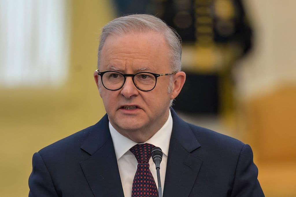 <em>El primer ministro australiano, Anthony Albanese, pronuncia una declaración tras reunirse con el presidente indonesio, Prabowo Subianto, en el Palacio Merdeka de Yakarta, el 6 de febrero de 2026. (Foto de BAY ISMOYO / AFP vía Getty Images)</em>