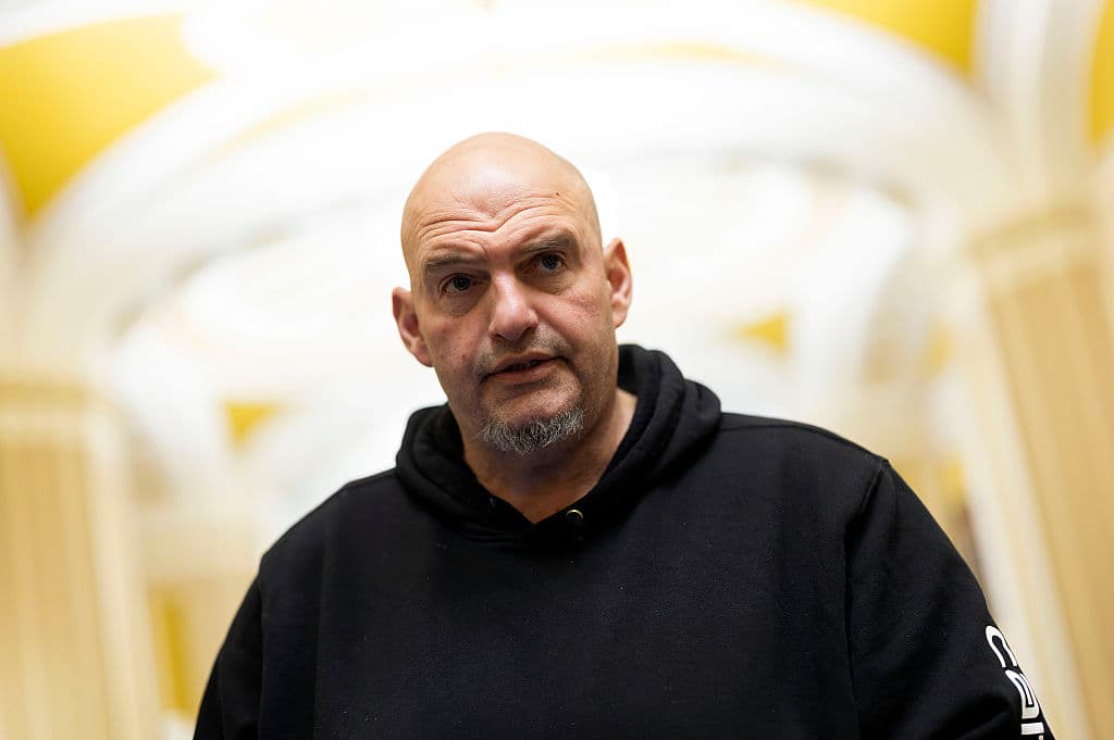 <em>El senador estadounidense John Fetterman (demócrata por Pensilvania) habla con reporteros al salir de la Cámara del Senado en el Capitolio de Estados Unidos el 29 de enero de 2026 en Washington. (Foto de Kevin Dietsch/Getty Images)</em>