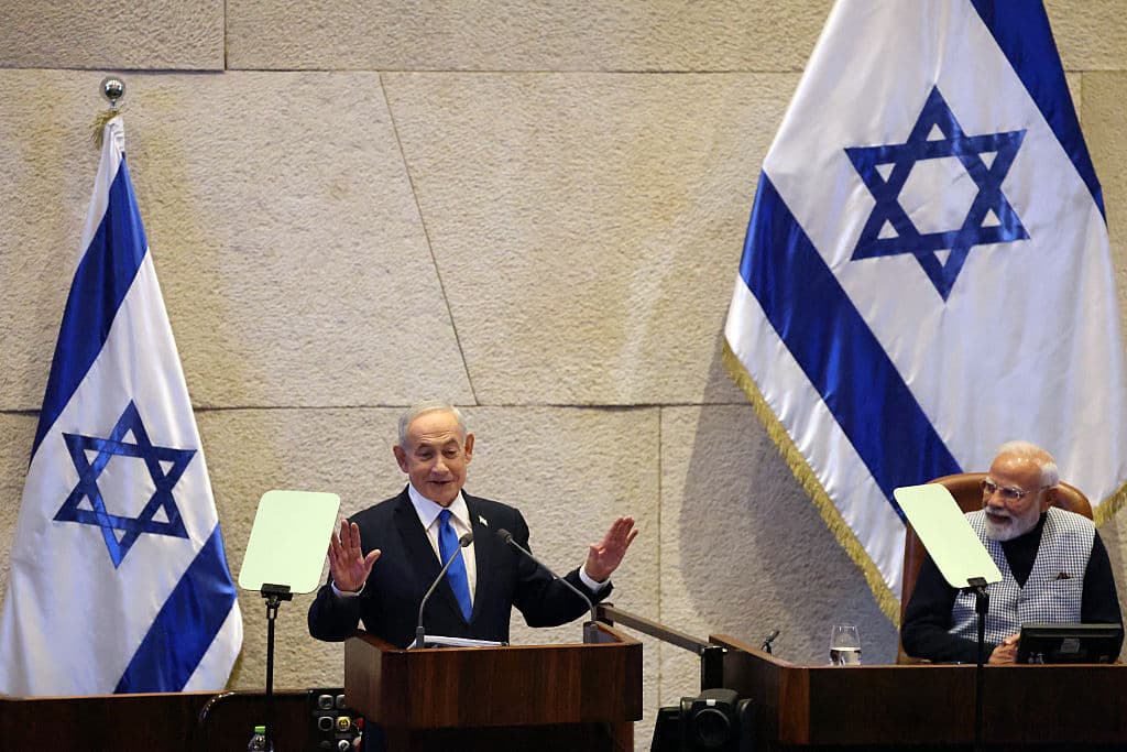 <em>El primer ministro israelí, Benjamin Netanyahu (izq.), habla ante el parlamento israelí, la Knéset, mientras su homólogo indio, Narendra Modi, observa en Jerusalén el 25 de febrero de 2026. Modi llegó a Israel el 25 de febrero para una visita de dos días destinada a estrechar lazos con un socio comercial y de defensa clave. (Foto de ilia YEFIMOVICH / AFP vía Getty Images)</em>