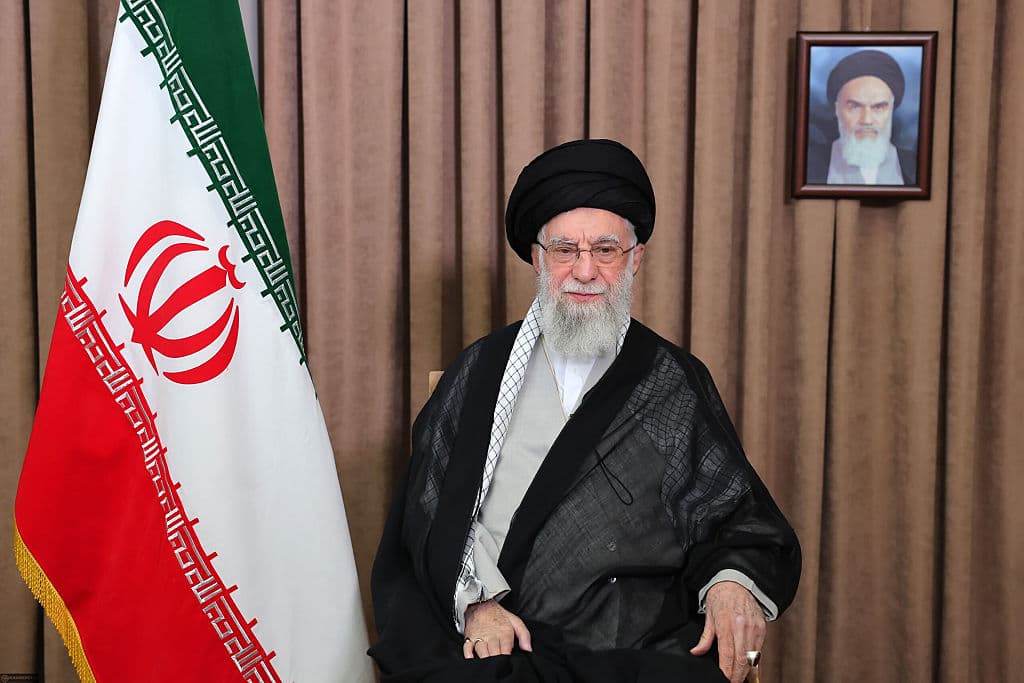 <em>En esta imagen proporcionada por la Oficina del Líder Supremo de Irán, el Líder Supremo iraní, Alí ​​Jamenei, se dirige a la nación en una transmisión televisiva estatal el 18 de junio de 2025 en Teherán, Irán. En su discurso, afirmó que el pueblo iraní jamás se rendiría y que «cualquier forma de intervención militar estadounidense sin duda provocará daños irreparables». (Foto de la Oficina del Líder Supremo de Irán vía Getty Images)</em>
