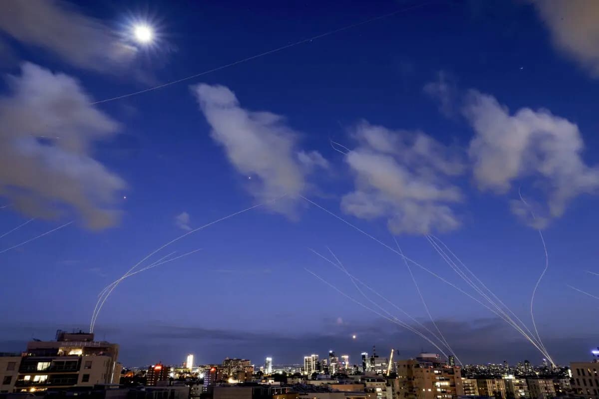 <em>Esta exposición prolongada muestra las estelas y explosiones de las intercepciones de proyectiles del sistema de defensa antimisiles Cúpula de Hierro de Israel sobre Tel Aviv, el 28 de febrero de 2026. (Jack Guez / AFP vía Getty Images)</em>
