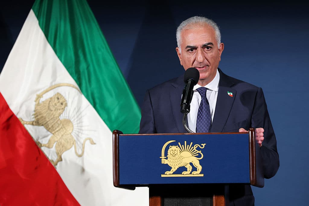 <em>El líder de la Oposición Democrática iraní, Reza Pahlavi, habla durante una conferencia de prensa en el Club Nacional de Prensa el 16 de enero de 2026 en Washington, D.C. Pahlavi pidió protección para el pueblo iraní ante la represión del régimen contra manifestantes pacíficos y una transición ordenada a la democracia. (Foto de Kevin Dietsch/Getty Images)</em>