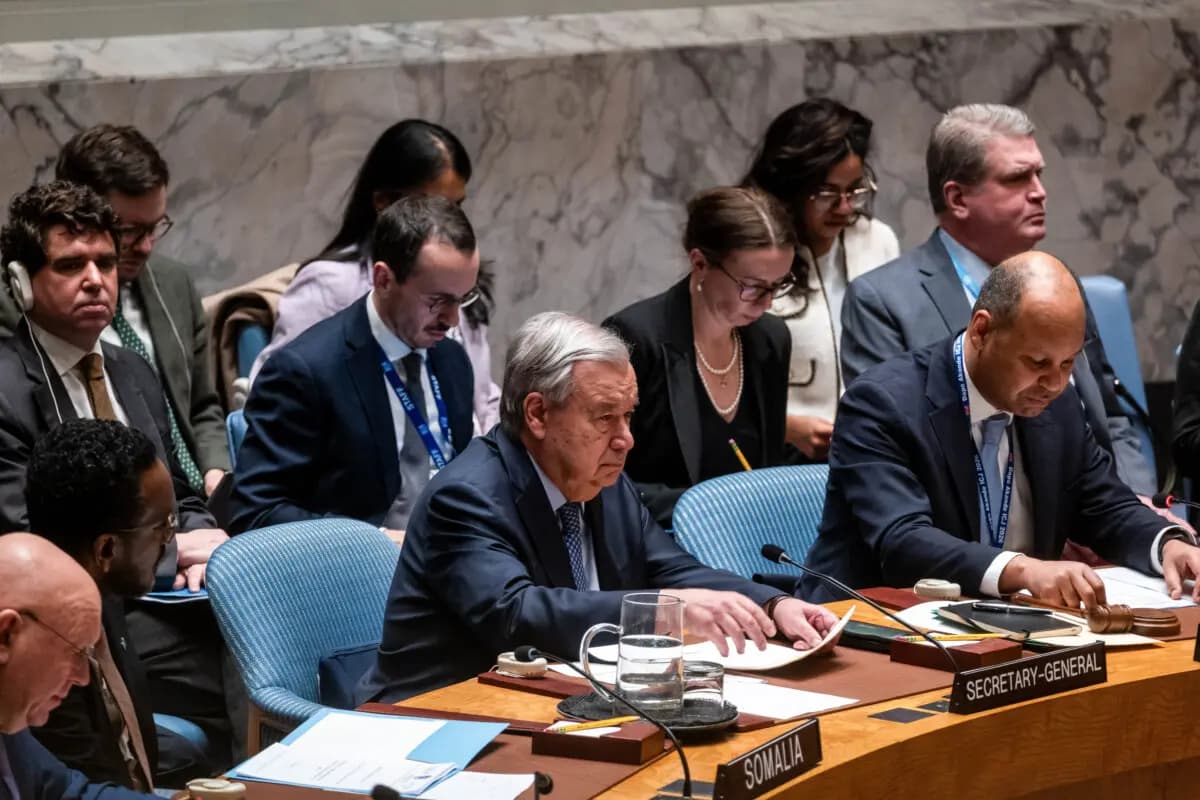 <em>El Secretario General de las Naciones Unidas (ONU), Antonio Guterres, asiste a una reunión de emergencia del Consejo de Seguridad sobre la situación en Irán en la sede de las Naciones Unidas en la ciudad de Nueva York, el 28 de febrero de 2026. (Spencer Platt/Getty Images)</em>