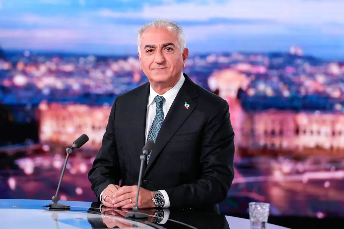 <em>El ex príncipe heredero de Irán y ahora figura clave de la oposición, Reza Pahlavi, posa antes de una entrevista en Boulogne-Billancourt, Francia, el 16 de febrero de 2026. (Thomas SAMSON / AFP vía Getty Images)</em>
