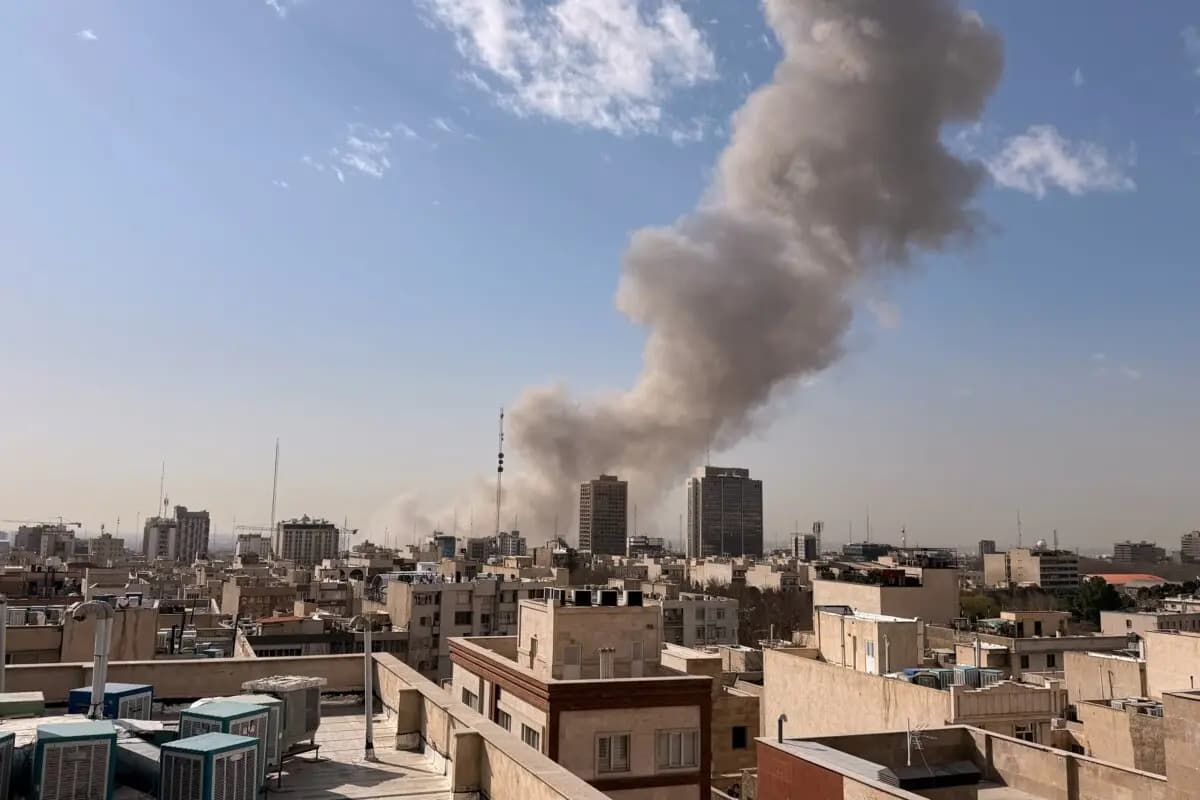 <em>El humo se eleva en el horizonte después de una explosión en Teherán, Irán, el 28 de febrero de 2026. (Foto AP)</em>