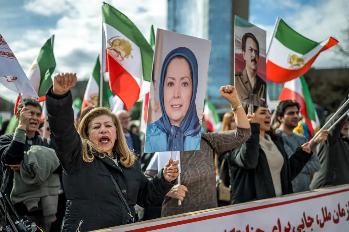 Manifestación contra el régimen iraní frente a la sede de las Naciones Unidas, en el marco del 61.º período de sesiones del Consejo de Derechos Humanos de la ONU en Ginebra, el 23 de febrero de 2026. (Fabrice Сoffrini/AFP vía Getty Images)