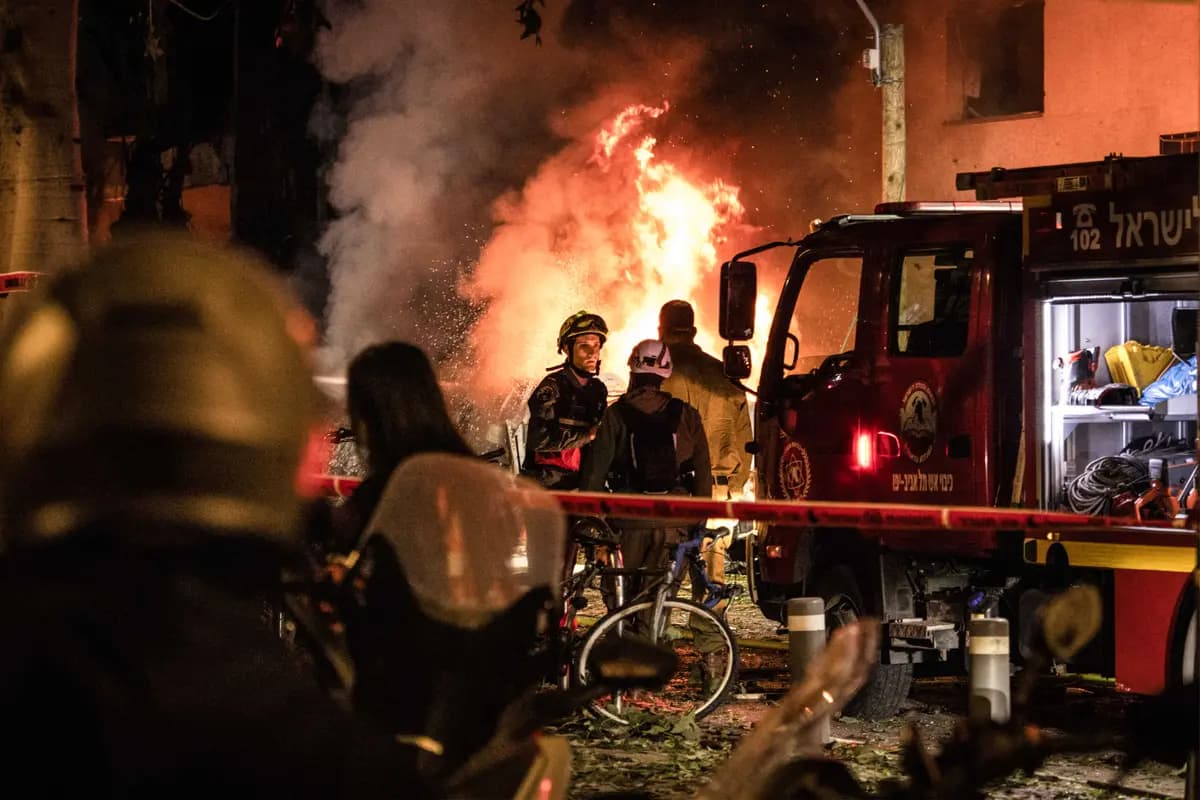 Bomberos frente a un incendio en el lugar del ataque con misiles iraníes en Tel Aviv, Israel, el 28 de febrero de 2026. (JOHN WESSELS / AFP vía Getty Images)