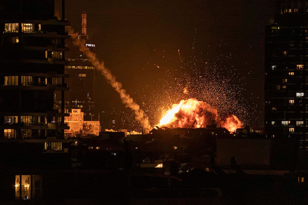 <em>Una bola de fuego ilumina el cielo tras un ataque con misiles contra Tel Aviv el 28 de febrero de 2026. Estados Unidos e Israel lanzaron ataques contra Irán el 28 de febrero. La emisora ​​pública israelí informó que el líder supremo iraní había sido el objetivo, mientras que la república islámica respondió con descargas de misiles contra los países del Golfo e Israel. (Foto de JOHN WESSELS / AFP vía Getty Images)</em>