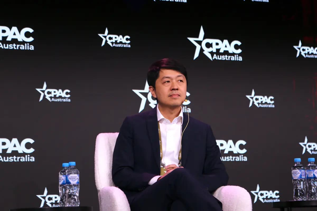 <em>El exlegislador de Hong Kong, Ted Hui, habla en la CPAC Australia en Brisbane el 21 de septiembre de 2025. (Melanie Sun/The Epoch Times)</em>