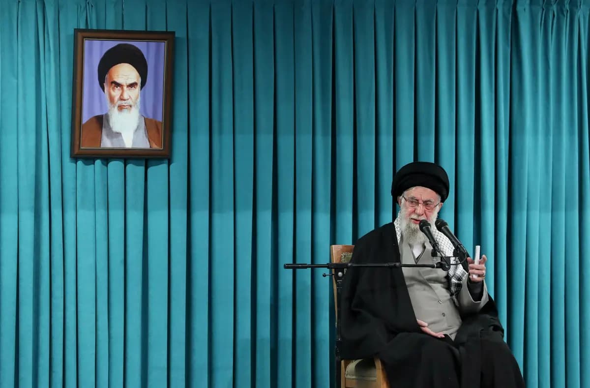 El líder supremo, el ayatolá Ali Khamenei, habla en una ceremonia con un grupo de funcionarios, en Teherán, Irán, el 8 de marzo de 2025. (Oficina del Líder Supremo iraní vía AP, Archivo)
