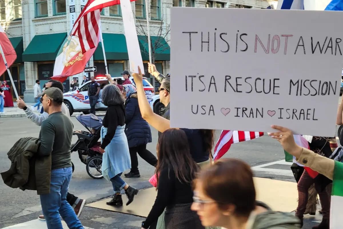 <em>Personas que apoyan los ataques militares conjuntos de Estados Unidos e Israel contra Irán ondean pancartas y carteles durante una marcha desde el Parque Conmemorativo de la Primera Guerra Mundial hacia la Casa Blanca en Washington, D.C., el 28 de febrero de 2026. (Stacy Robinson/The Epoch Times)</em>
