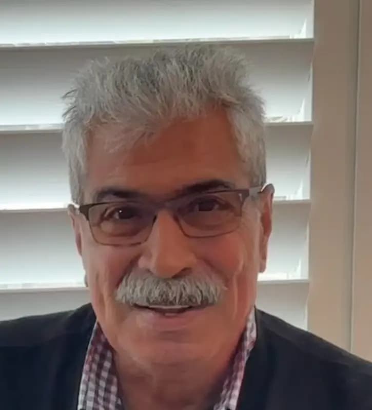 <em>Ray Sharifi, nació en Irán y residente en San Diego, en una foto de 2026. (Cortesía de Ray Sharifi)</em>
