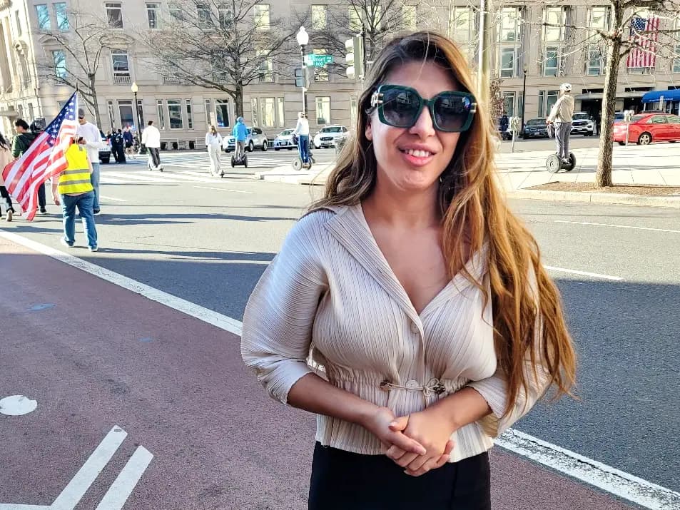 <em>Dina Sheikami, iraní de Canadá, participa en una marcha en Washington, D.C., para elogiar los ataques estadounidenses e israelíes contra Irán el 28 de febrero de 2026. (Stacy Robinson/The Epoch Times)</em>