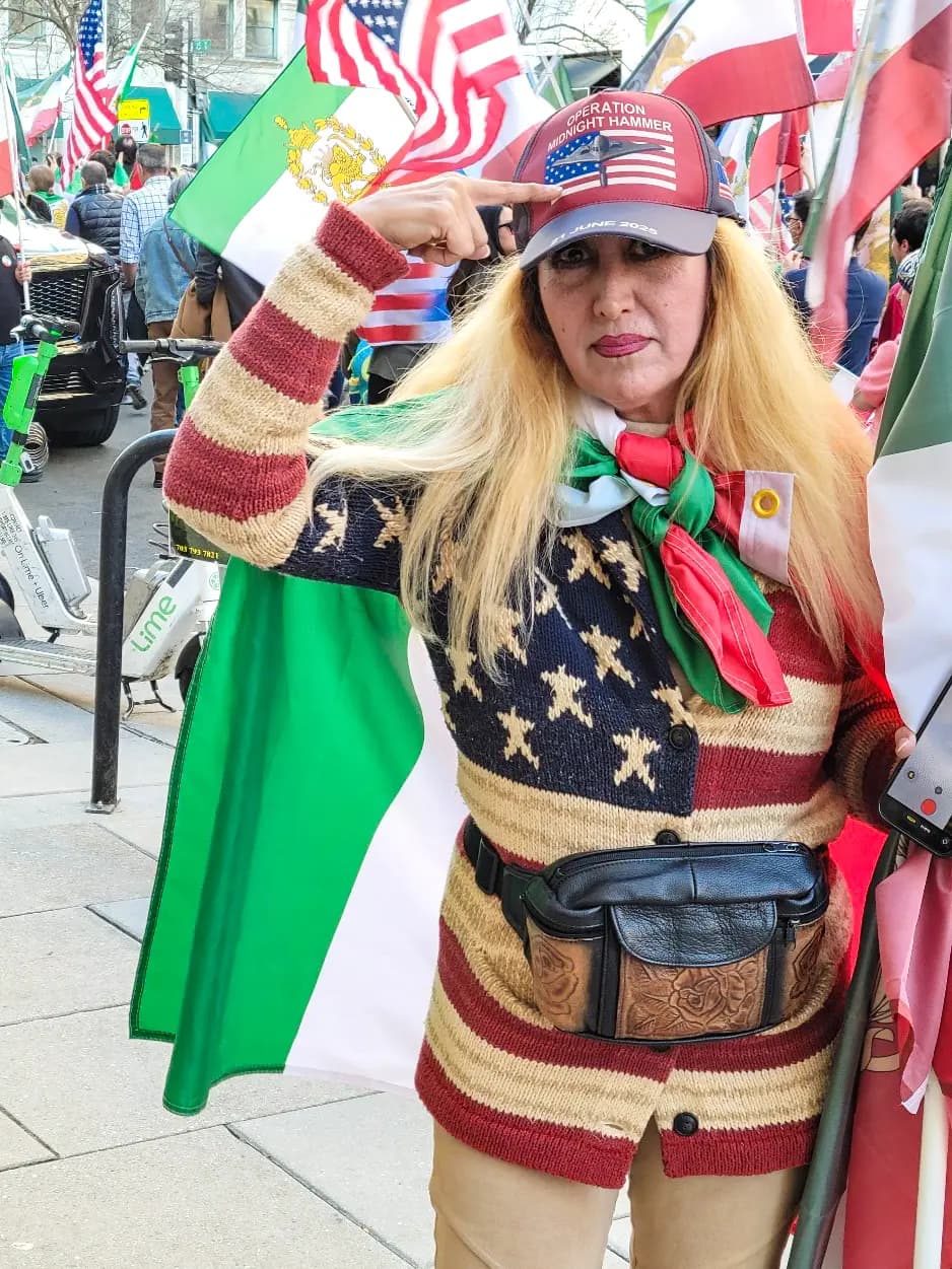 <em>Una mujer que se identificó como "Anita" luce su atuendo proestadounidense y proiraní mientras ella y otros celebran los ataques estadounidenses e israelíes contra Irán durante una marcha en Washington, D.C., el 28 de febrero de 2026. (Stacy Robinson/The Epoch Times)</em>