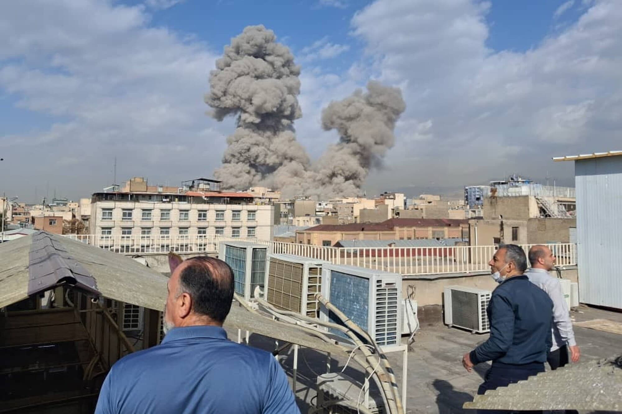 La gente observa cómo el humo se eleva hacia el horizonte después de una explosión en Teherán, Irán, el 28 de febrero de 2026. (Foto AP)