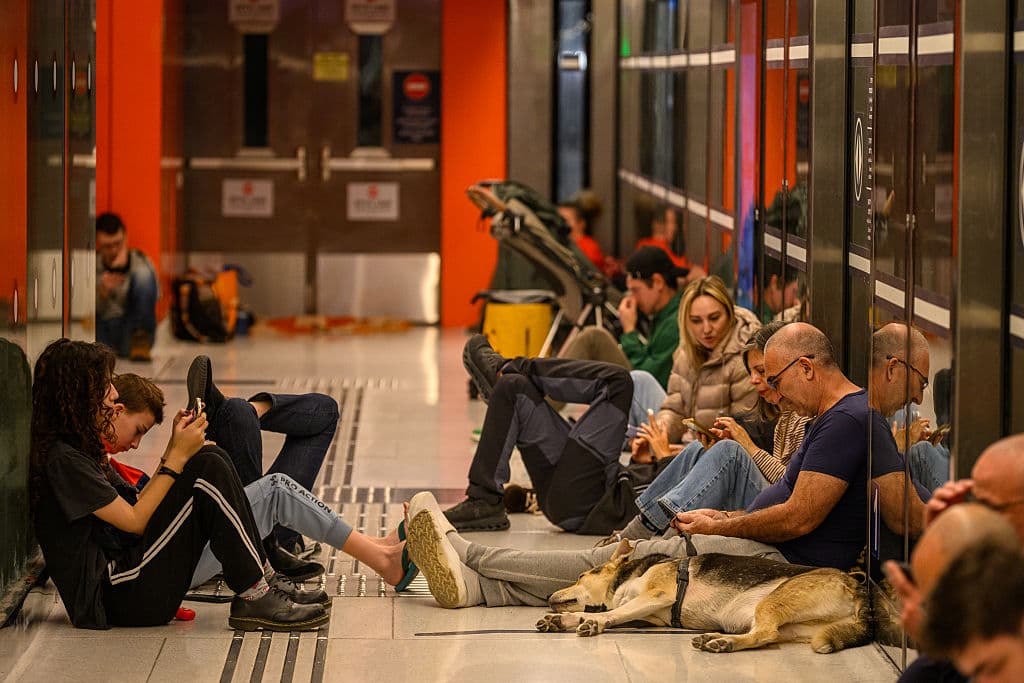 <em>Personas se refugian en una estación subterránea de tren ligero ante informes de misiles el 28 de febrero de 2026 en Tel Aviv, (Foto de Alexi J. Rosenfeld/Getty Images)</em>