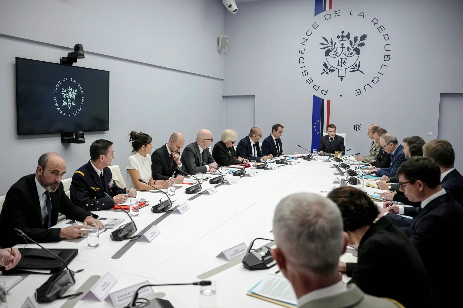 El presidente francés Emmanuel Macron (C-D) habla durante una reunión del Consejo de Defensa Nacional tras los ataques de Estados Unidos e Israel contra Irán en el Palacio Presidencial del Elíseo en París el 1 de marzo de 2026. (Aurelien Morissard / POOL / AFP a través de Getty Images)