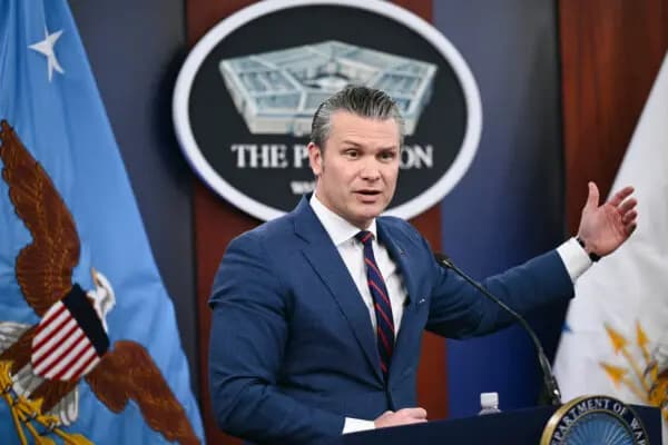 El secretario de Defensa, Pete Hegseth, habla durante una rueda de prensa sobre la acción militar estadounidense en Irán, en el Pentágono, en Washington, el 2 de marzo de 2026. (Brendan SMIALOWSKI / AFP a través de Getty Images)